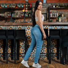 Cargar imagen en el visor de la galería, MOM JEANS TIRO ALTO MUJER 1260
